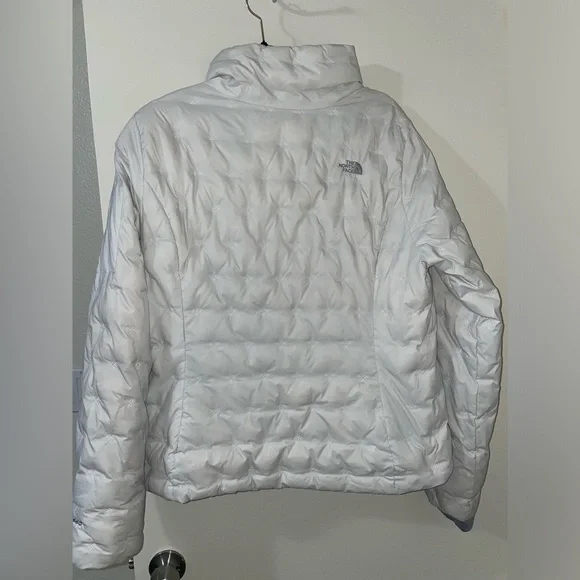 The North Face White Puffer Jacket 550 series - Picture 13 of 15
